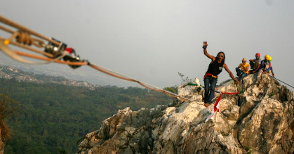 Highlining: Aksi Olahraga Ekstrem Bejalan di 1 Tali Antara Tebing dan Ketinggian