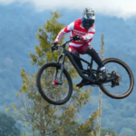 Mengenal Aksi Ekstrim Downhill: Adrenalin, Kecepatan, dan Keberanian