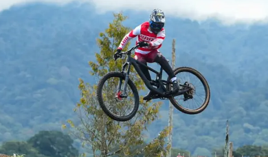 Mengenal Aksi Ekstrim Downhill: Adrenalin, Kecepatan, dan Keberanian